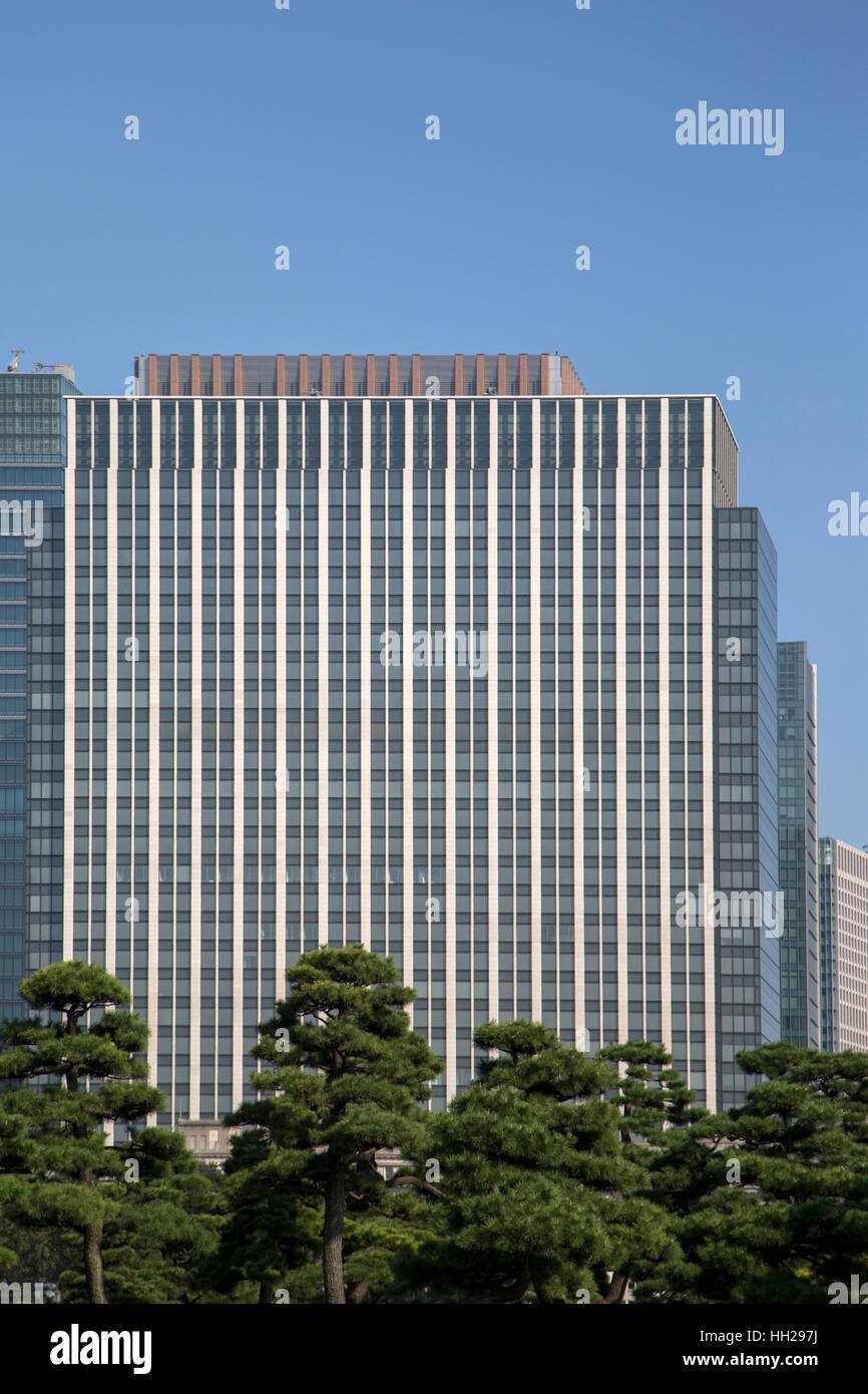 Bella e verde parco giardino con vista città inTokyo, Giappone Foto Stock