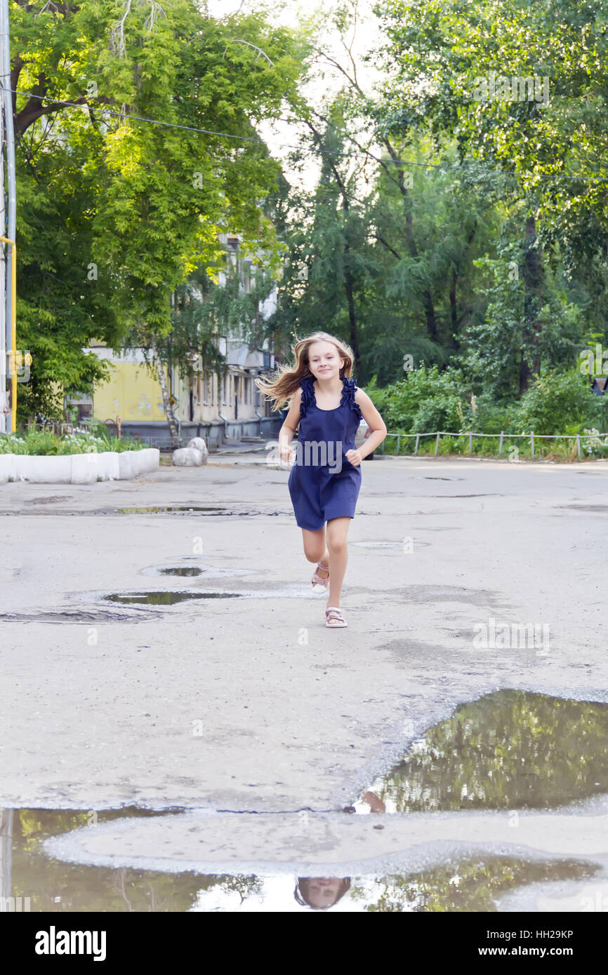 Esecuzione carina ragazza europea con capelli disheveled Foto Stock