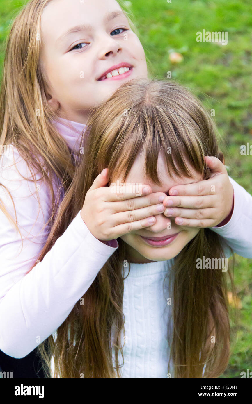 Foto di due ragazze di riproduzione in estate Foto Stock