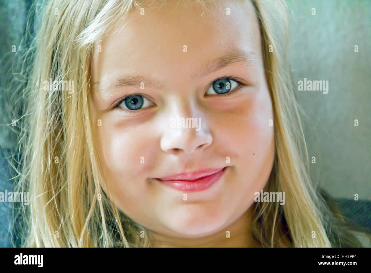 Foto della ragazza carina con grandi occhi blu Foto Stock