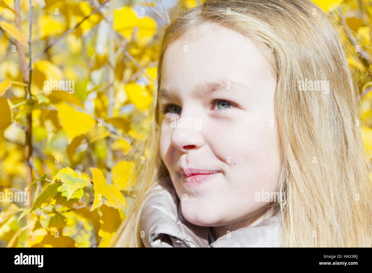 Autunno ritratto della ragazza bionda in presenza di luce solare Foto Stock