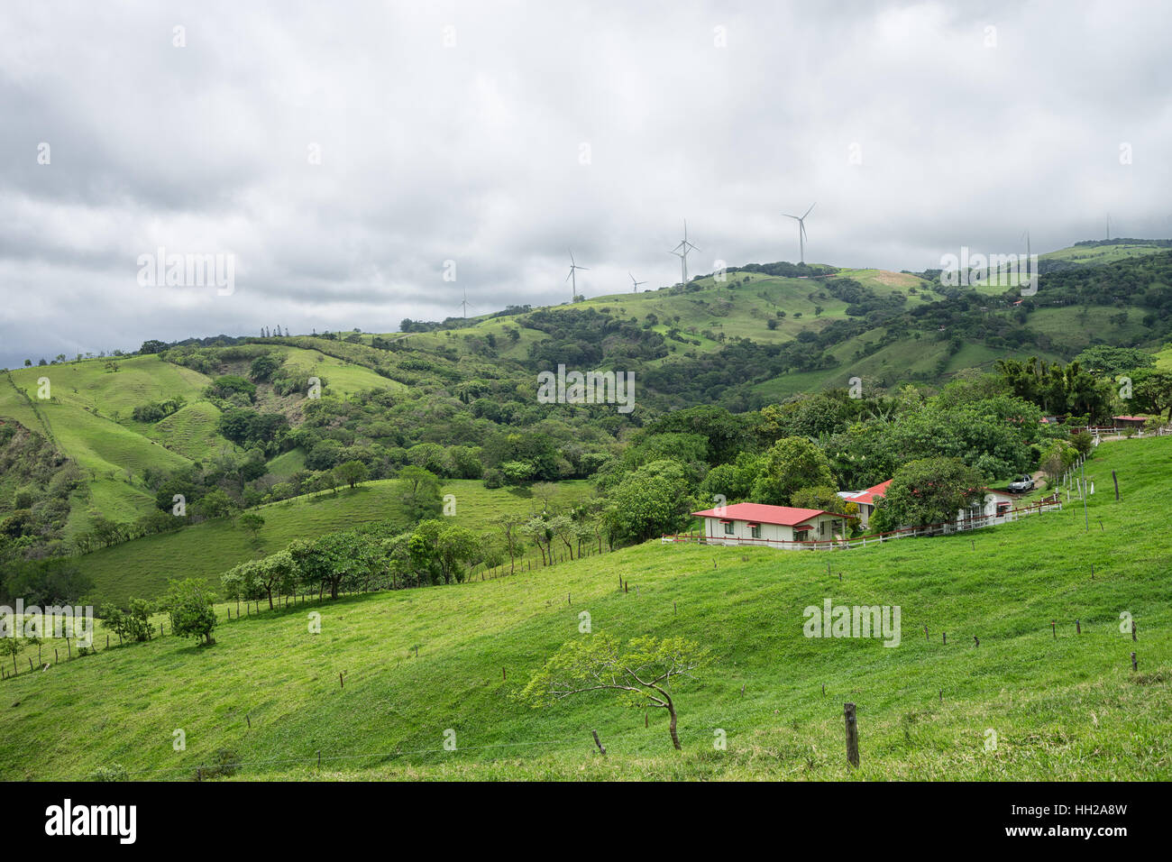 Maggio 20, 2016 Tilaran, Costa Rica: fattoria piccola casa nel verde lussureggiante highlands Foto Stock