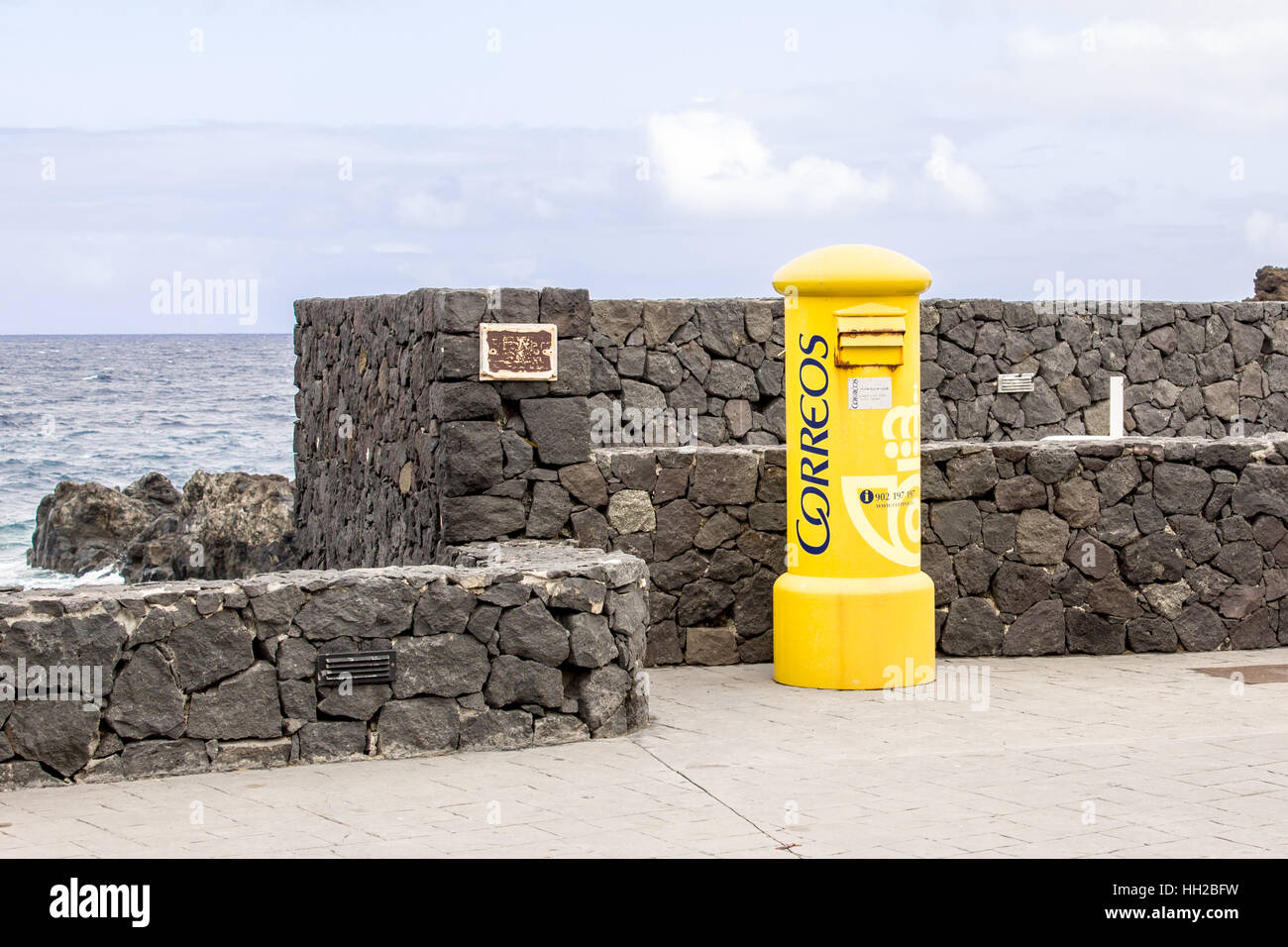 Un giallo spagnolo letter box azionato da sul mare a Santa Cruz, La Palma, Isole Canarie, Spagna. Foto Stock