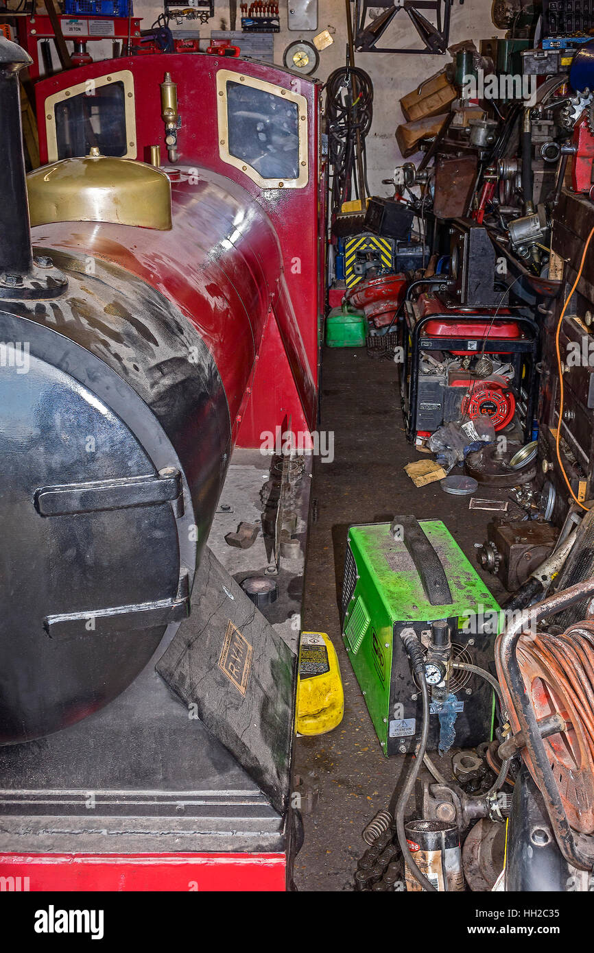 Motore in officina di riparazione per ferrovia in miniatura Hastings East Sussex Regno Unito Foto Stock