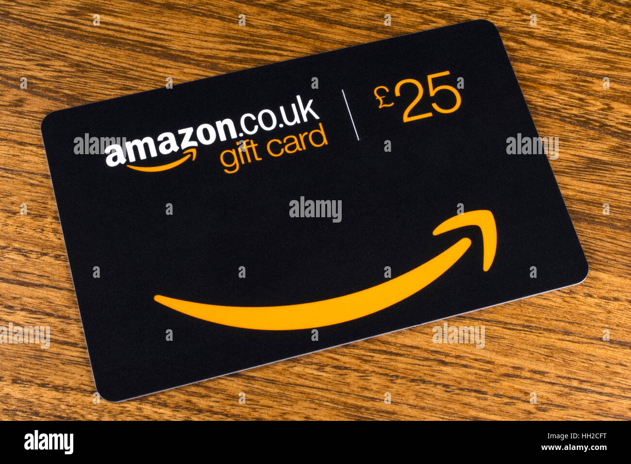 LONDON, Regno Unito - 13 GENNAIO 2017: una inquadratura ravvicinata di un £25 Amazon Gift Card su un tavolo, il 13 gennaio 2017. Foto Stock