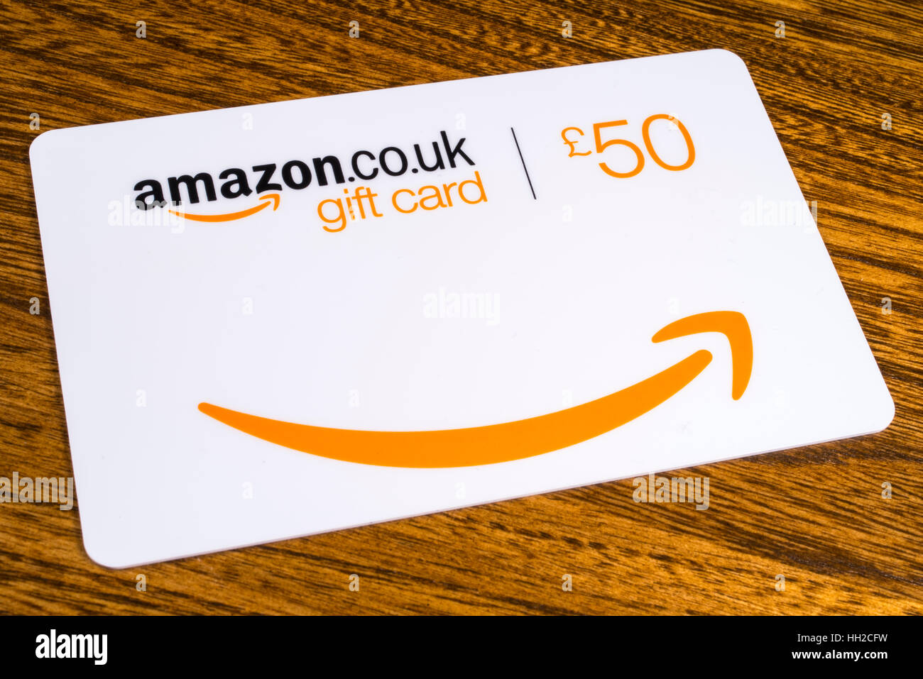 LONDON, Regno Unito - 13 GENNAIO 2017: una inquadratura ravvicinata di un £50 Amazon Gift Card su un tavolo, il 13 gennaio 2017. Foto Stock