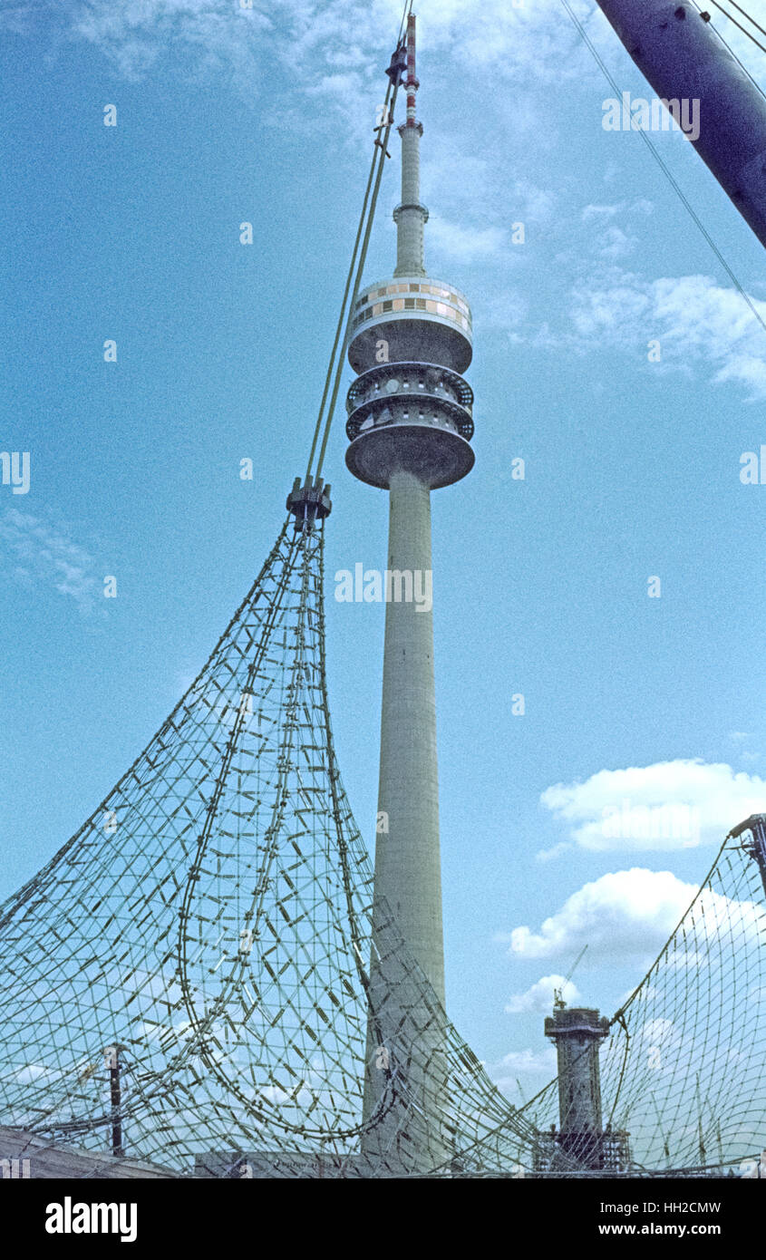 Il Parco Olimpico di Monaco di Baviera in costruzione. Aumentato parziale fino struttura del tetto. Hochziehen des Münchner Zeltdaches während des Baus. Monaco di Baviera, 1971. Foto Stock