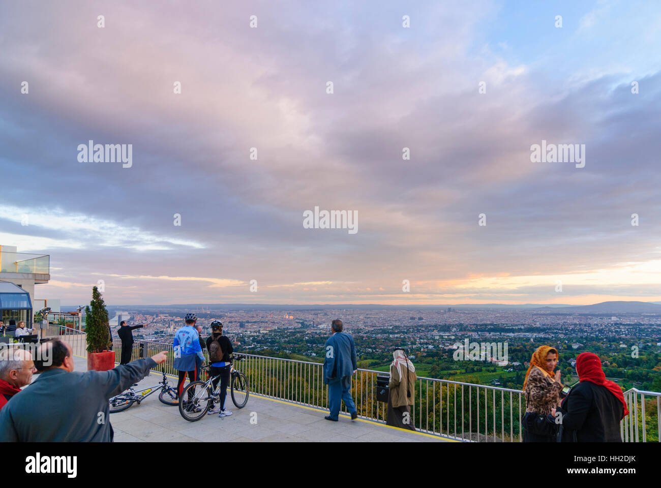 Wien, Vienna: guardare dalla montagna Kahlenberg in città al tramonto, 00., Wien, Austria Foto Stock