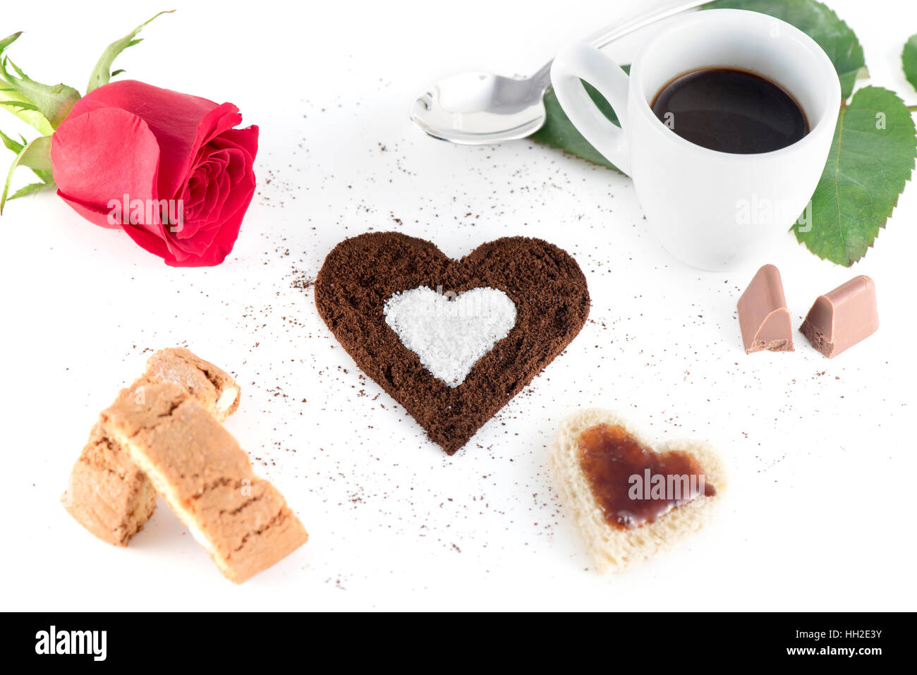 Colazione romantica, caffè macinato e zucchero amore decorazione su sfondo bianco Foto Stock