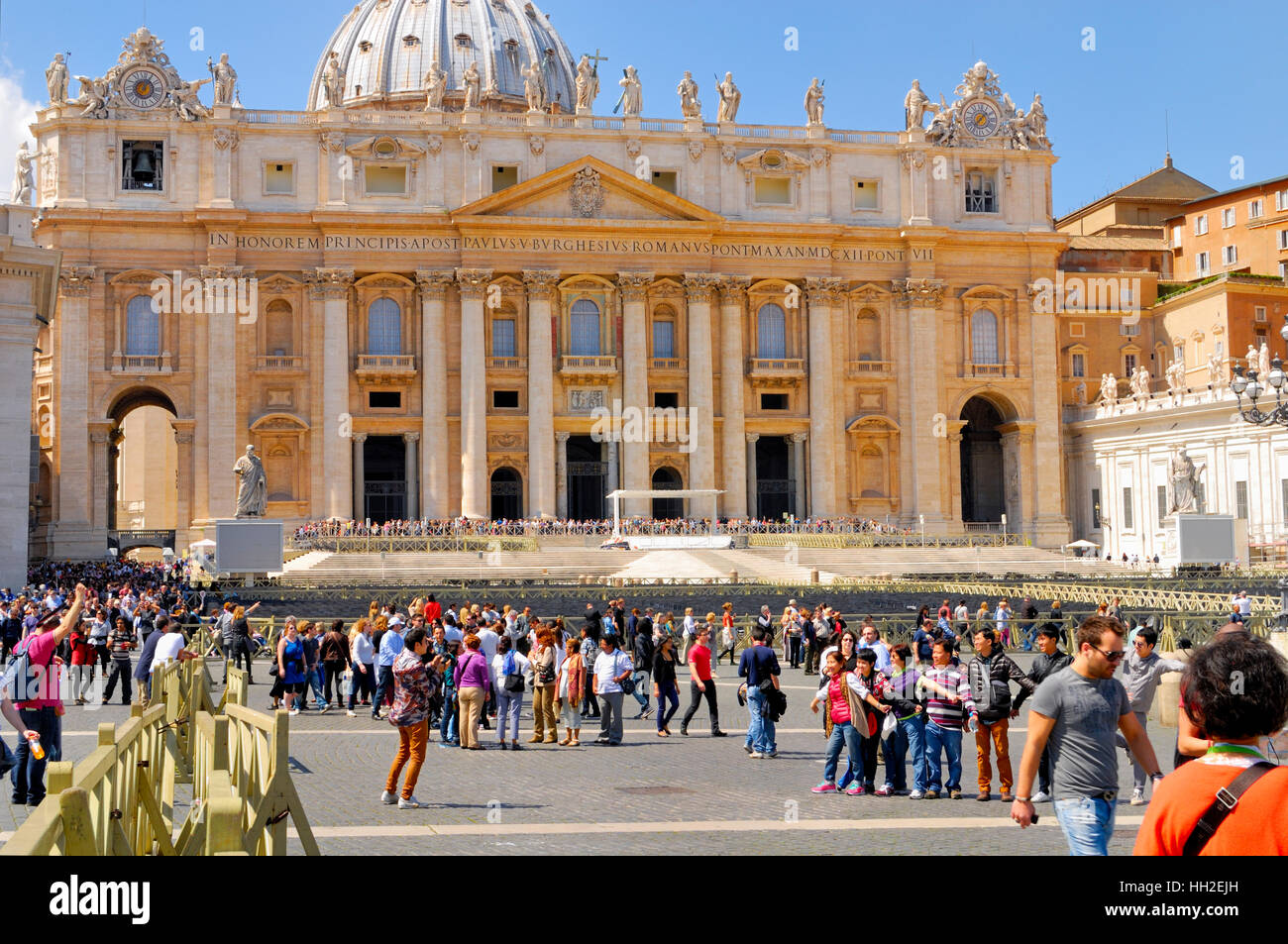 La Basilica di San Pietro, affollato di turisti e pellegrini, non identificato da tutto il mondo. Aprile 13, 2013 in Roma, Italia. Foto Stock