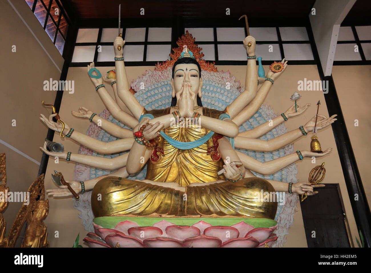 Big Buddha in una pagoda asiatica Foto Stock