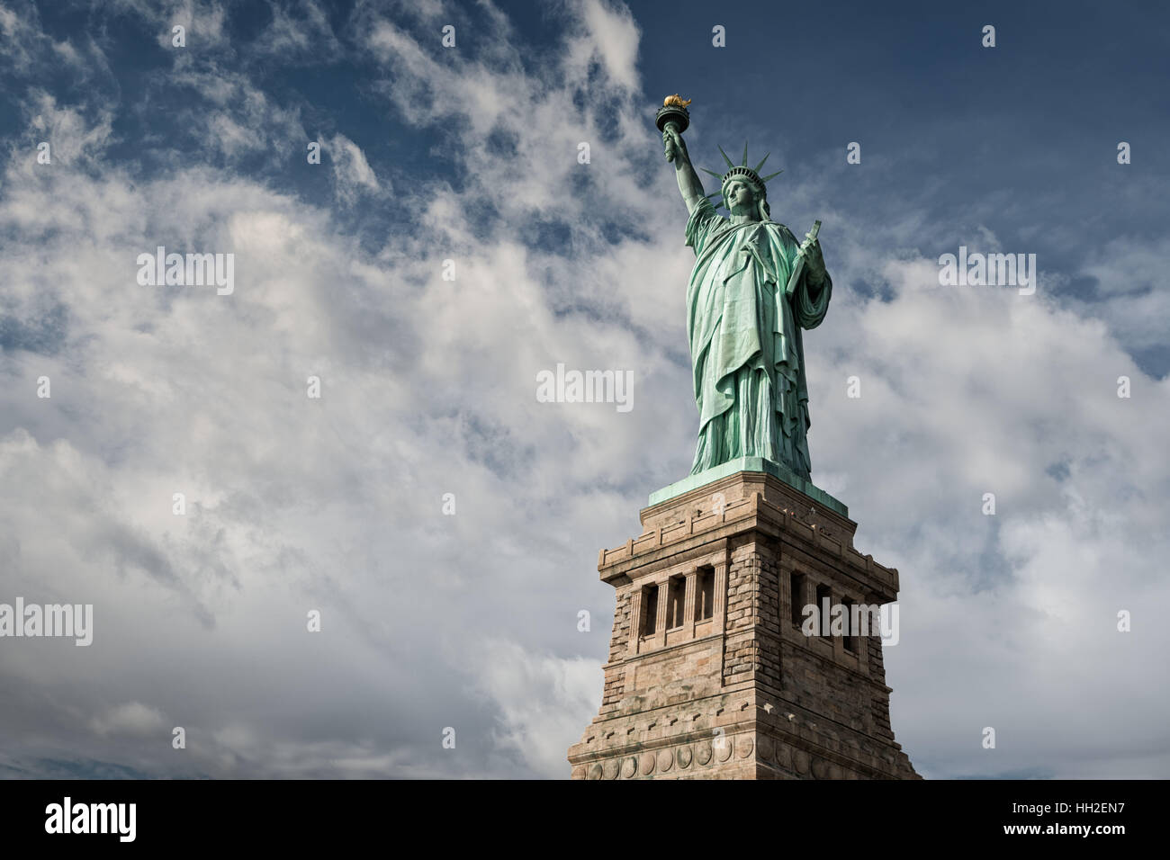 Statua della Libertà con il bianco torbido sfondo, New York City Foto Stock