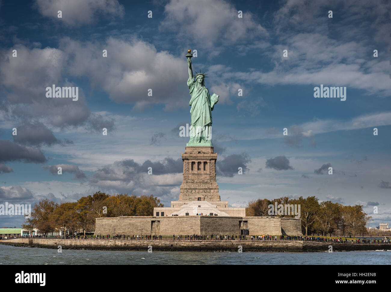 Ampio angolo di vista frontale della Statua della Libertà con un blu cielo nuvoloso, New York Foto Stock