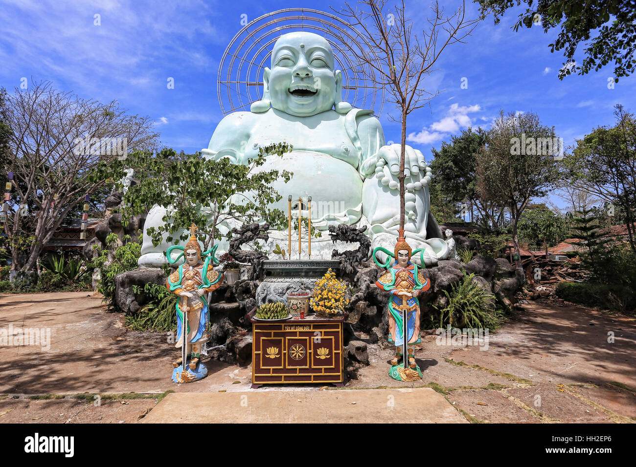 Big Buddha in una pagoda asiatica Foto Stock