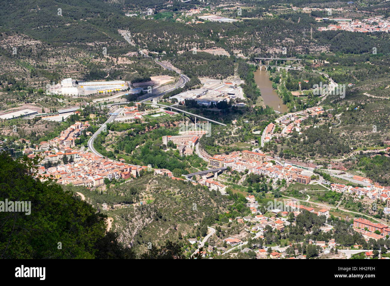 Città di Monistrol de Montserrat visto da sopra, con ponti sul fiume Llobregat. Provincia di Barcelona, Catalogna, Spagna. Foto Stock