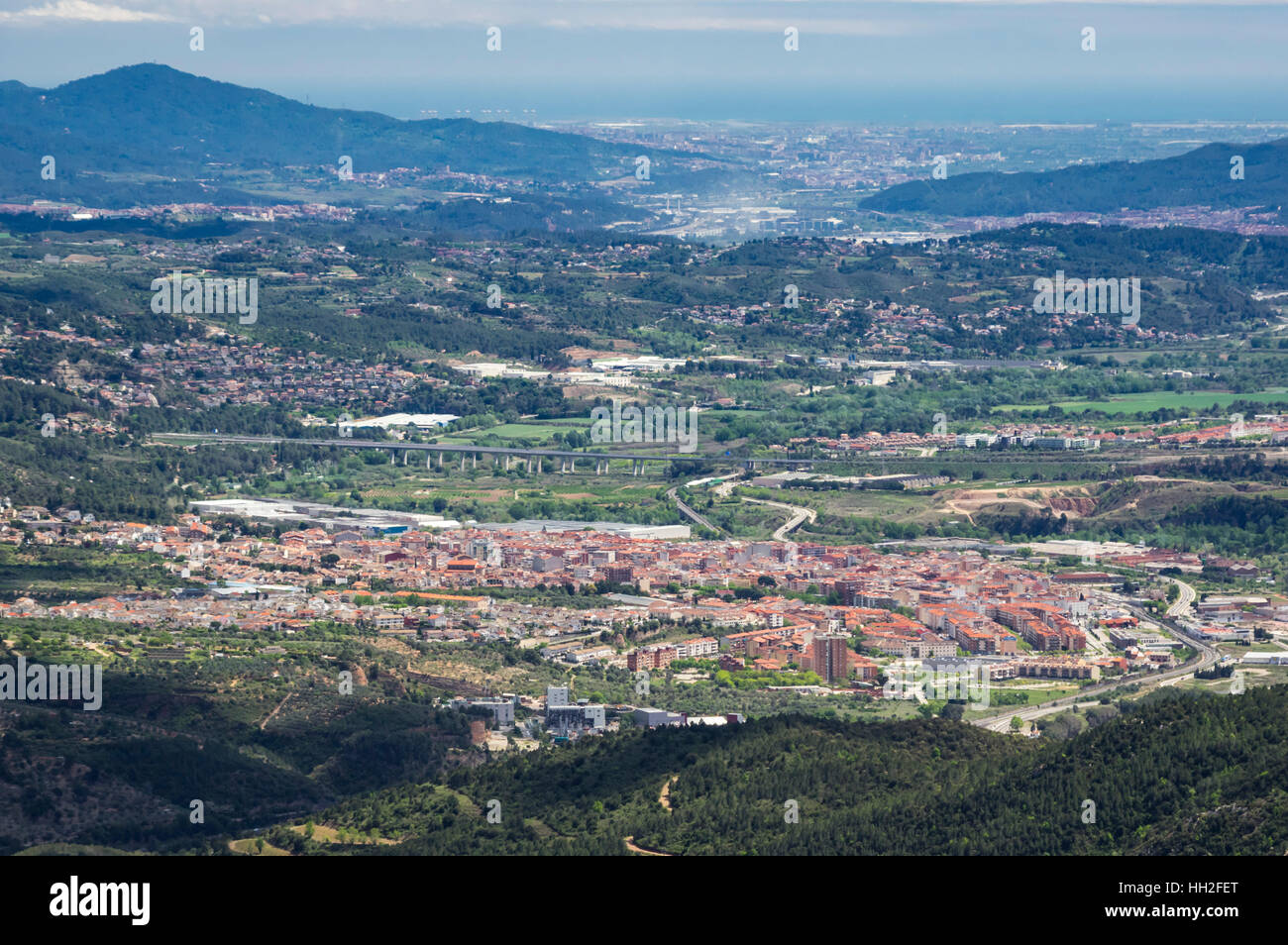 Vista dalla montagna di Montserrat alla città di Olesa de Montserrat. Provincia di Barcelona, Catalogna, Spagna. Foto Stock