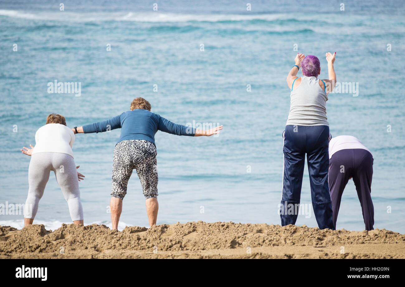 Un gruppo di persone anziane donne locali al loro esercizio quotidiano classe sulla spiaggia di Las Canteras a Las Palmas de Gran Canaria, Isole Canarie, Spagna. Foto Stock