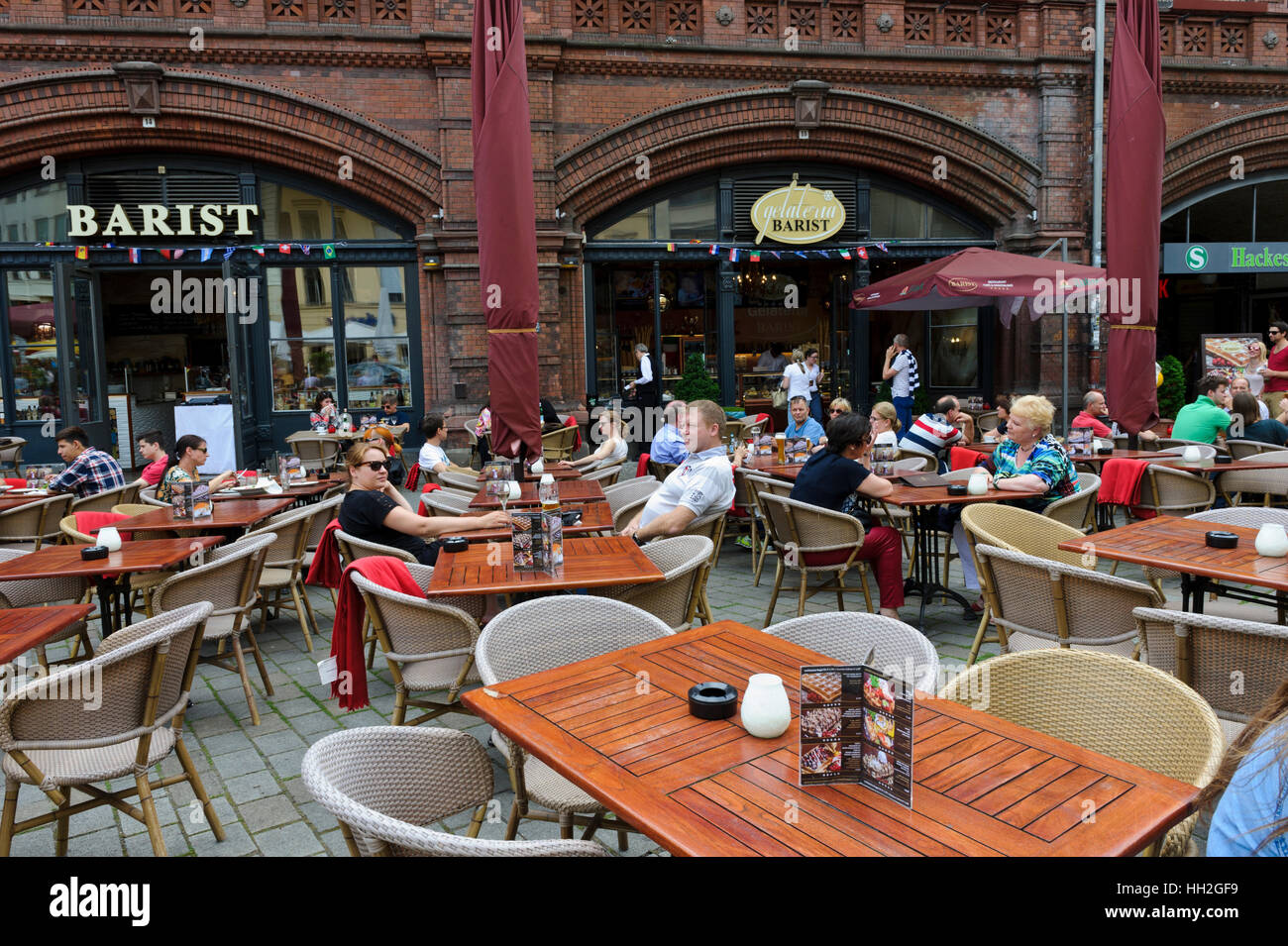 Persone rilassante, bere e mangiare in un ristorante all'aperto vicino a Hackescher Markt di Berlino, Germania. Foto Stock