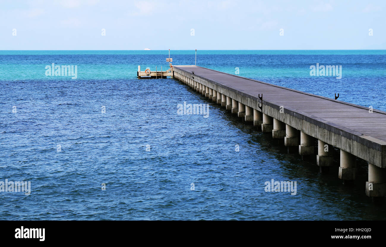 Foto di sfondo blu brillante seascape con Pier Foto Stock