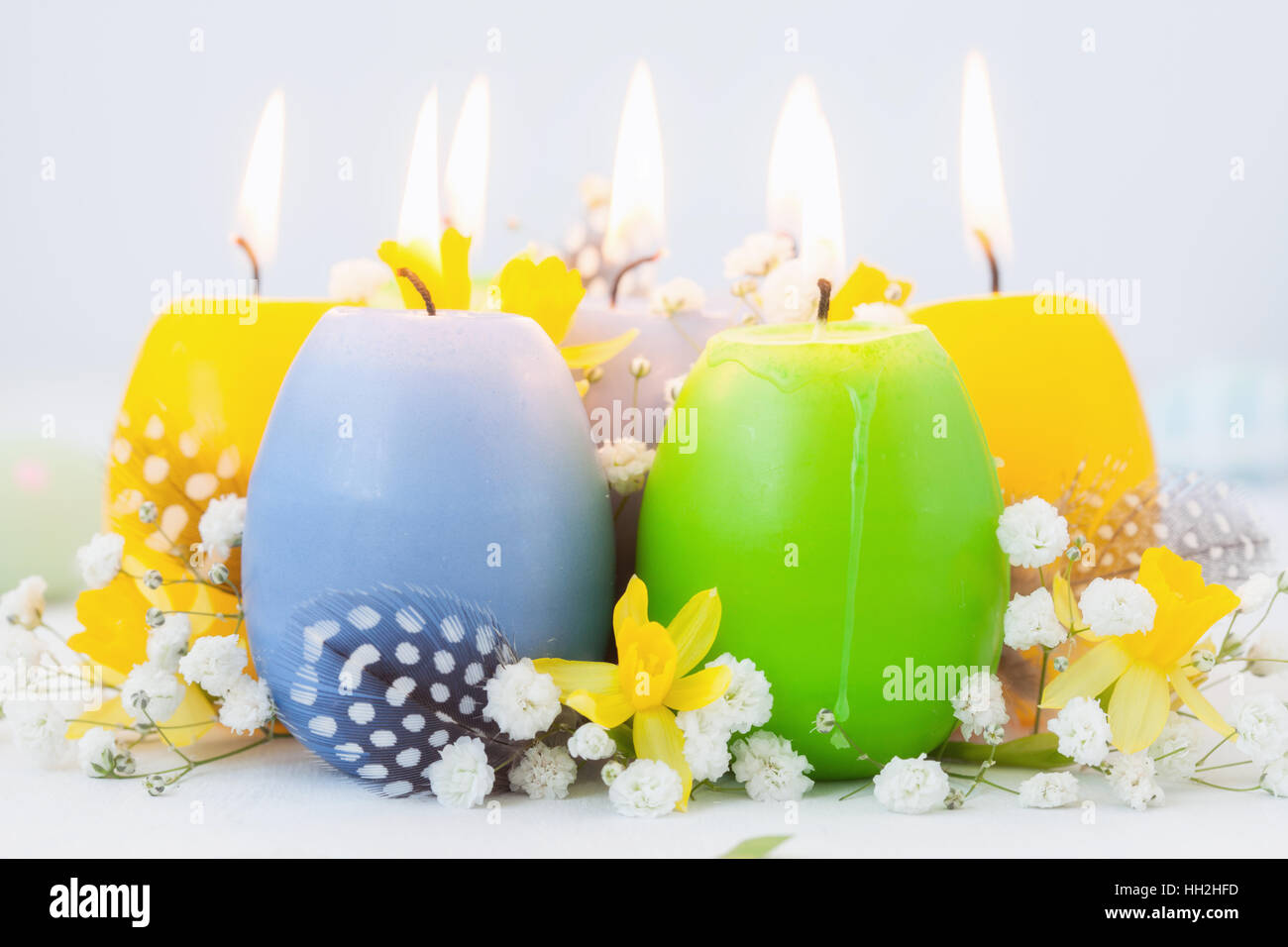 Coloratissimo uovo di pasqua candele e fiori Foto Stock