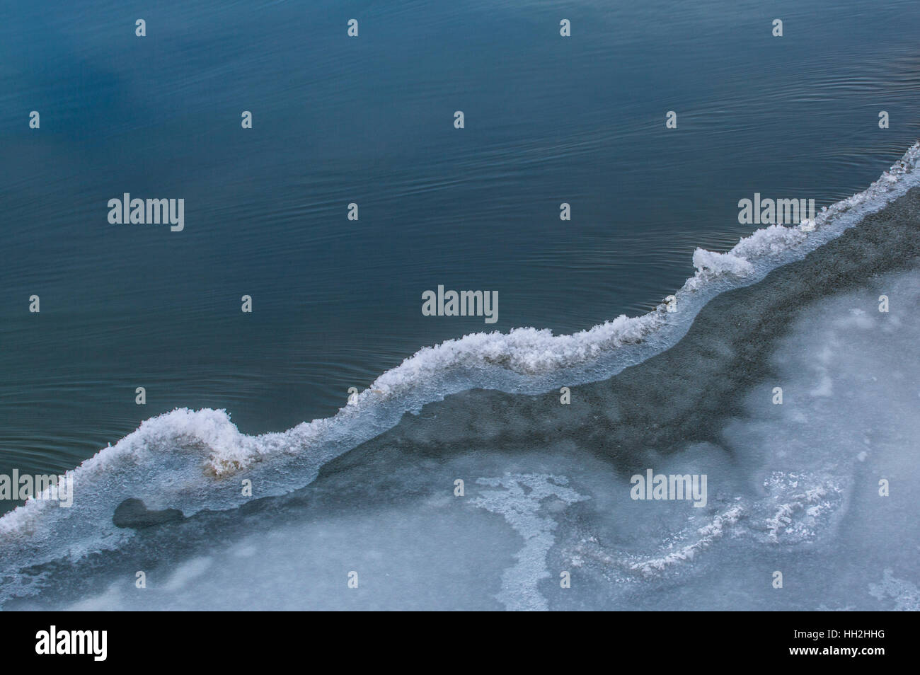 La formazione di ghiaccio lungo il bordo di un fiume in Western Colorado durante i freddi mesi invernali. Foto Stock