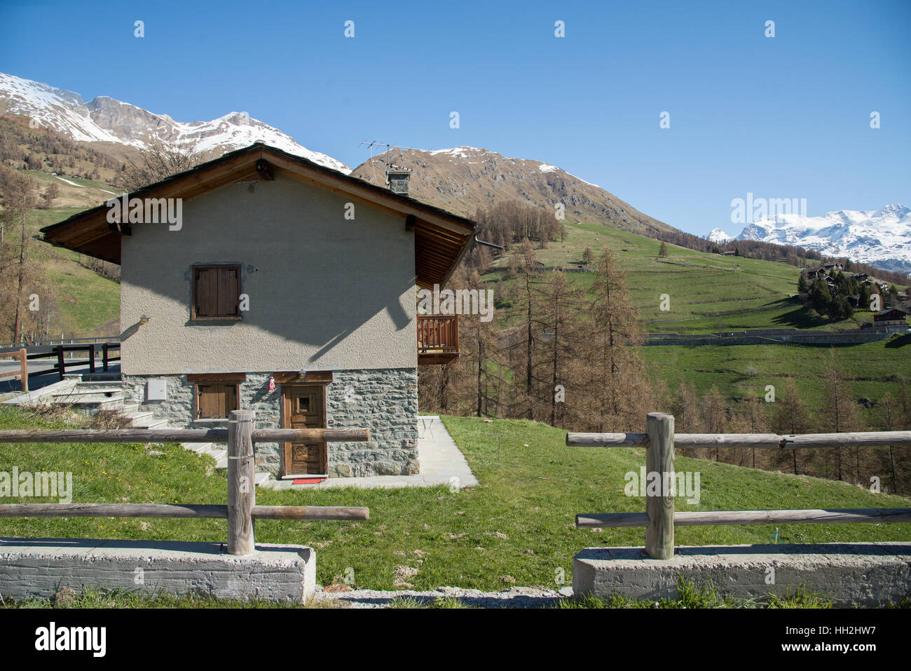 Caratteristica casa nel villaggio di montagna in Italia in primavera Foto Stock