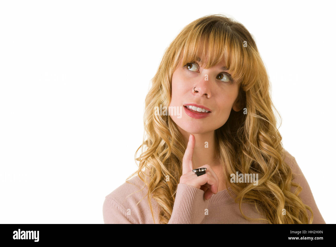 Un attraente donna bionda ponderando. copyspace per il testo. Foto Stock