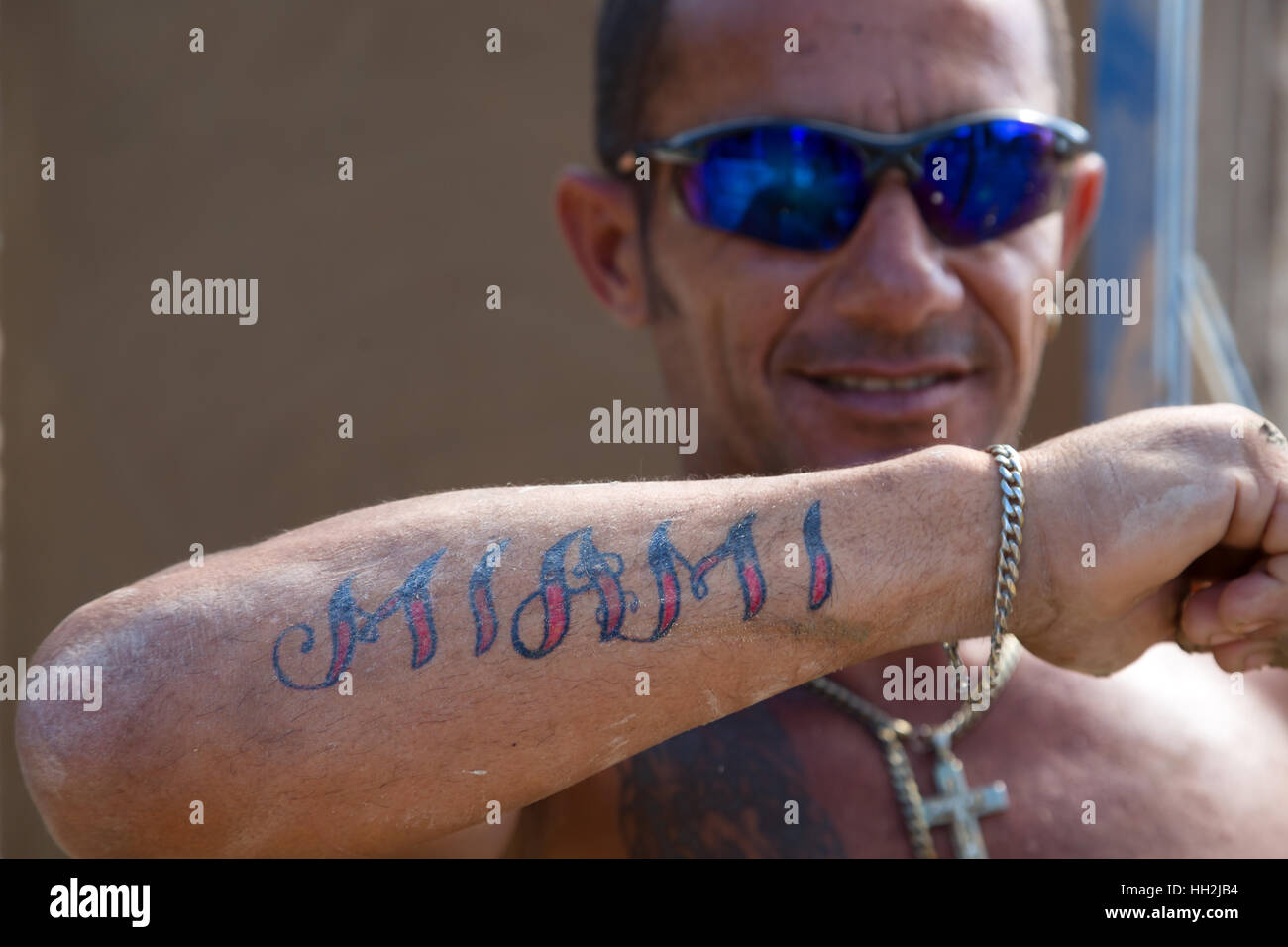Uomo cubano con Miami tatoo sul suo avambraccio a Varadero, Cuba Foto Stock