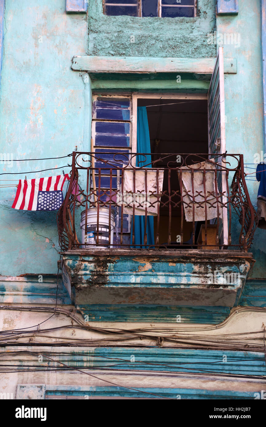 Bandiera americana su un balcone nel centro di Avana, Cuba Foto Stock