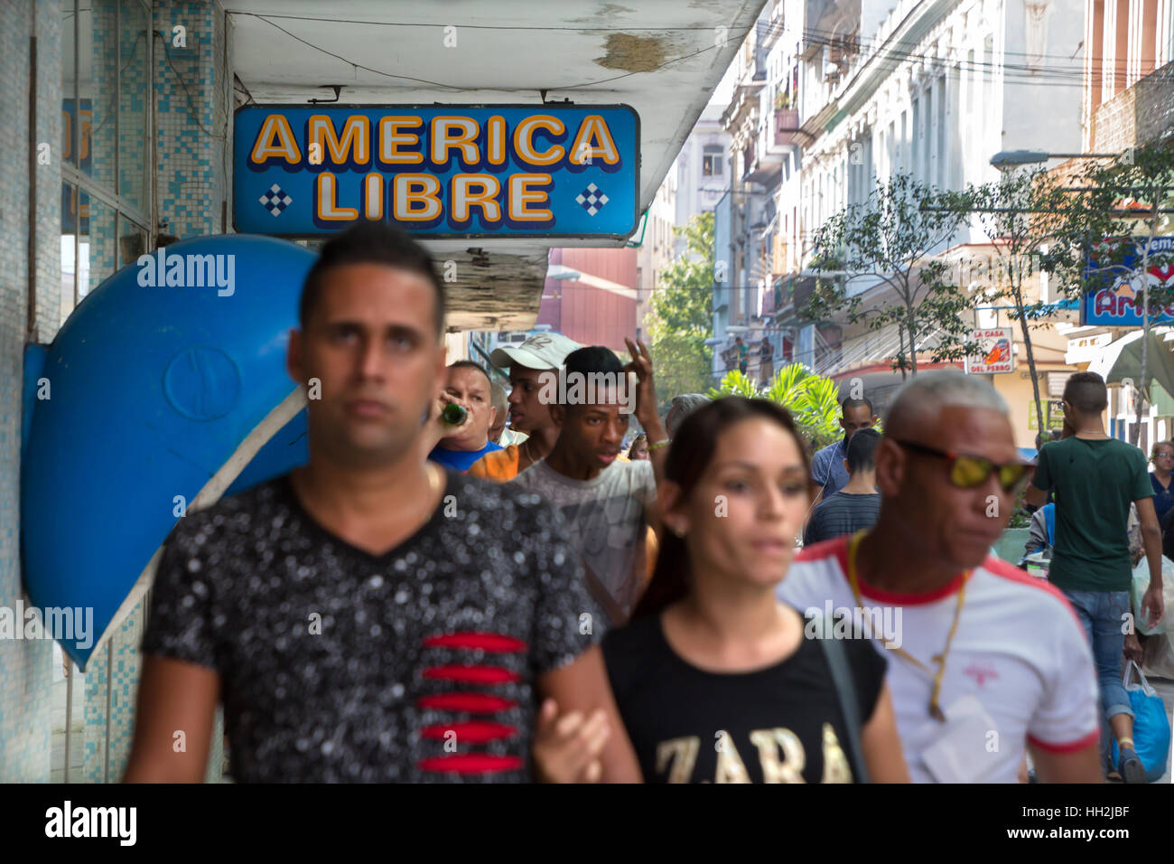 La gente nelle strade di La Habana, Cuba Foto Stock