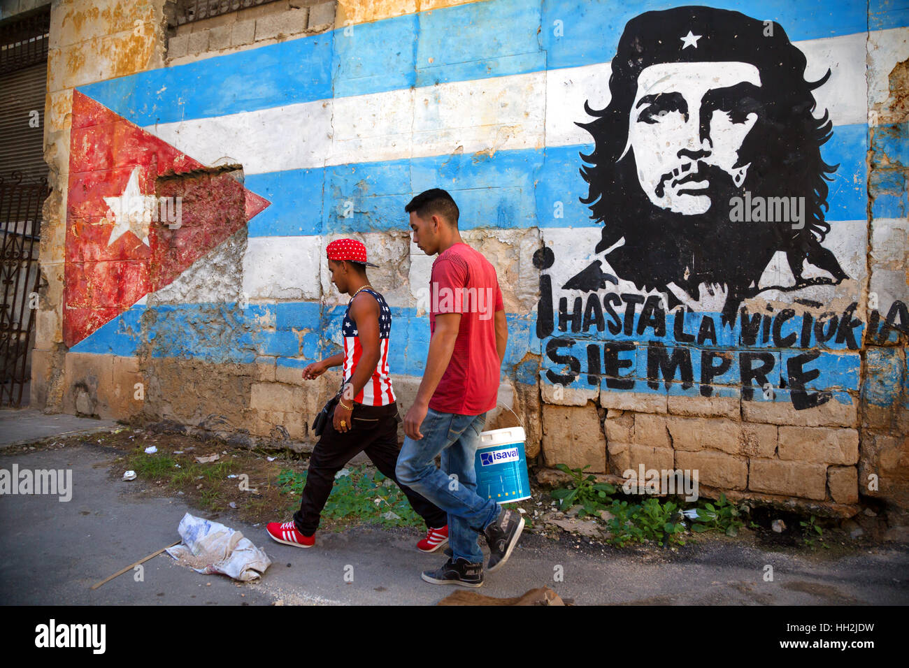 Pittura comunista di Hasta Siempre Che Guevara in Avana, con ragazzo indossa camicia con bandiera americana Foto Stock