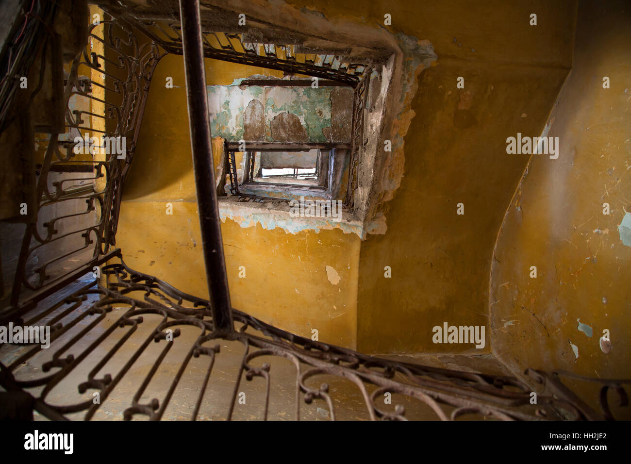 La scala di un antica casa nella parte vecchia di La Habana, Cuba Foto Stock