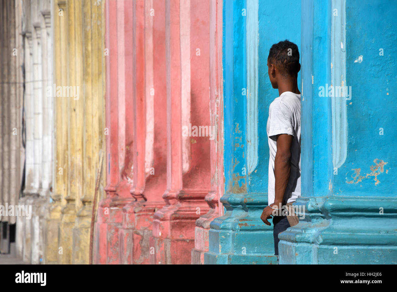 Architettura coloniale a l'Avana, Cuba, con pareti colorate e colonne Foto Stock