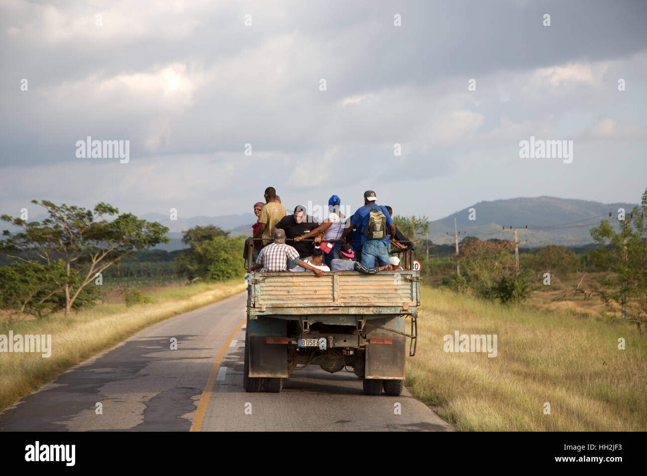 - Cubana il popolo cubano in viaggio con il trasporto locale vicino a Trinidad Foto Stock