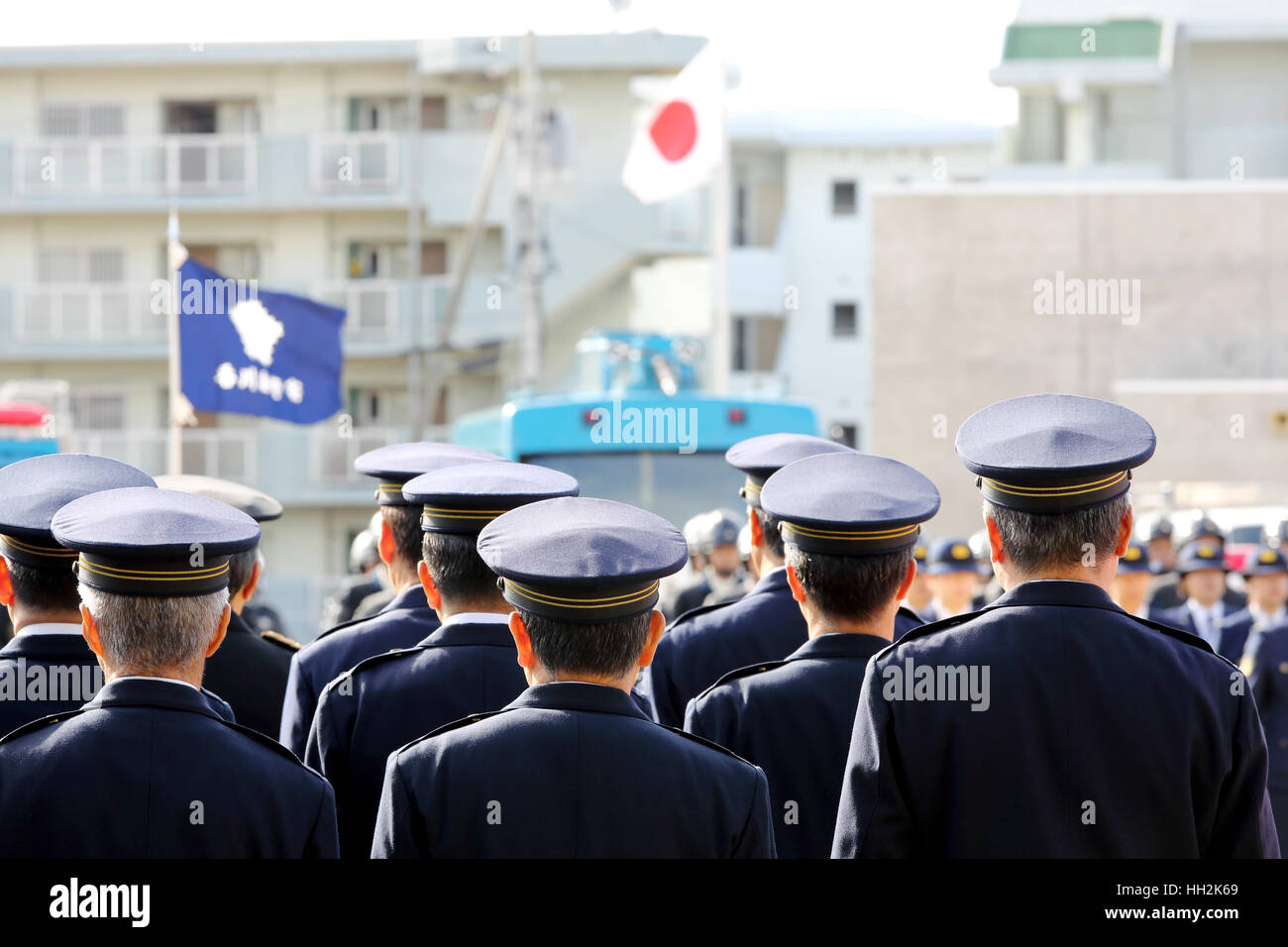 Attenzione giapponese degli ufficiali di polizia con bandiera giapponese Foto Stock