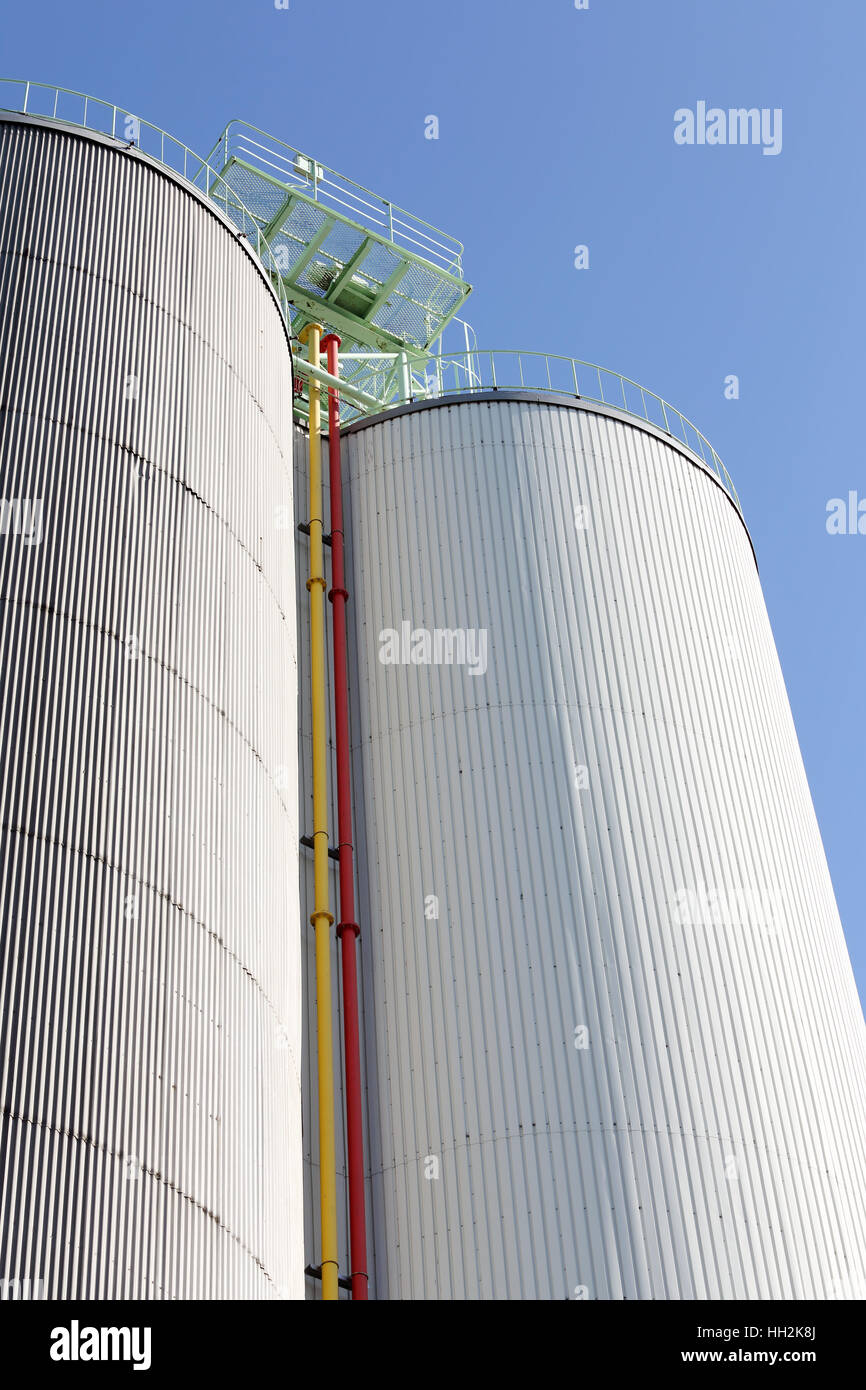 Industriali silo di storage contro il cielo blu chiaro Foto Stock
