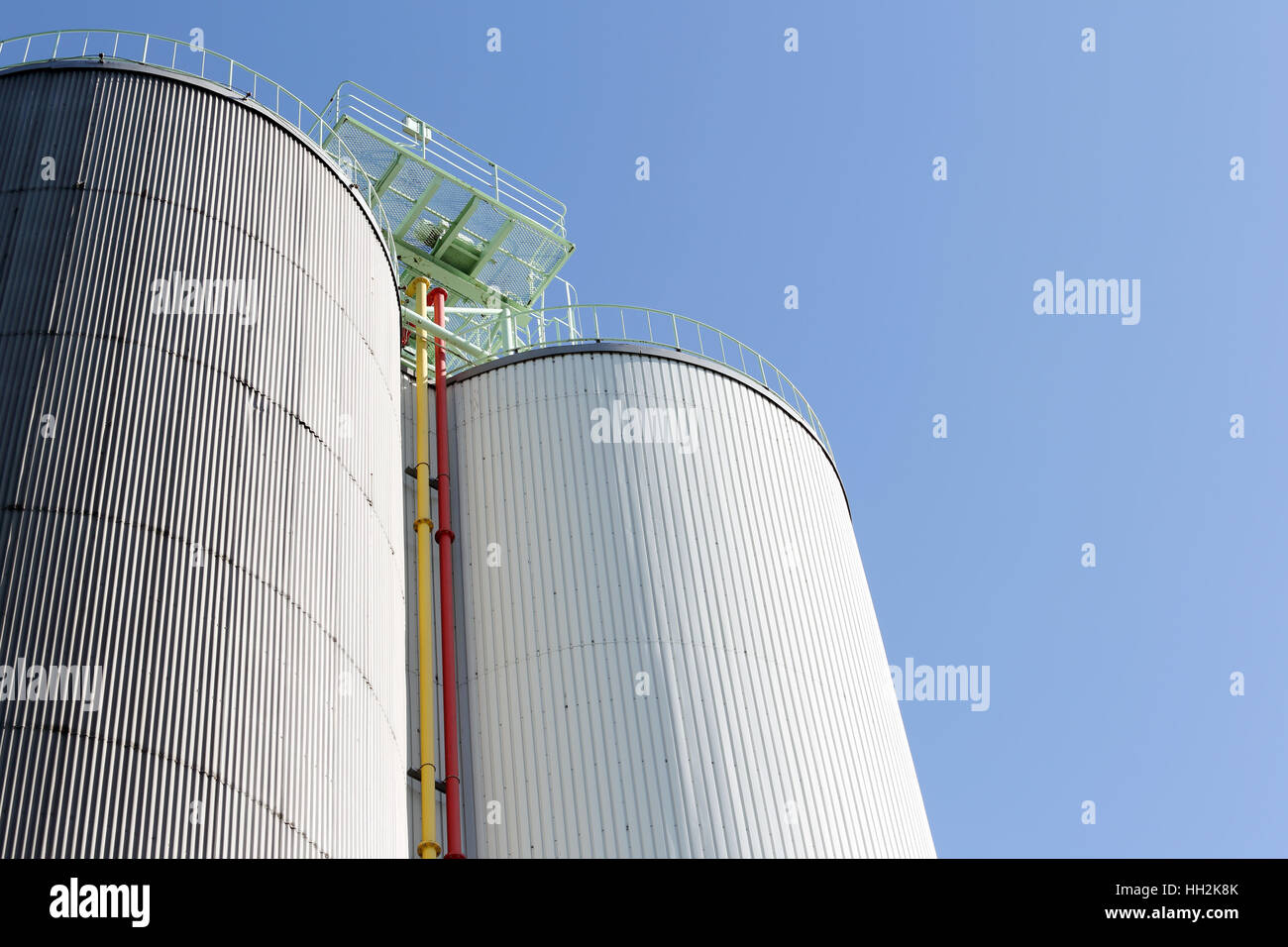 Industriali silo di storage contro il cielo blu chiaro Foto Stock