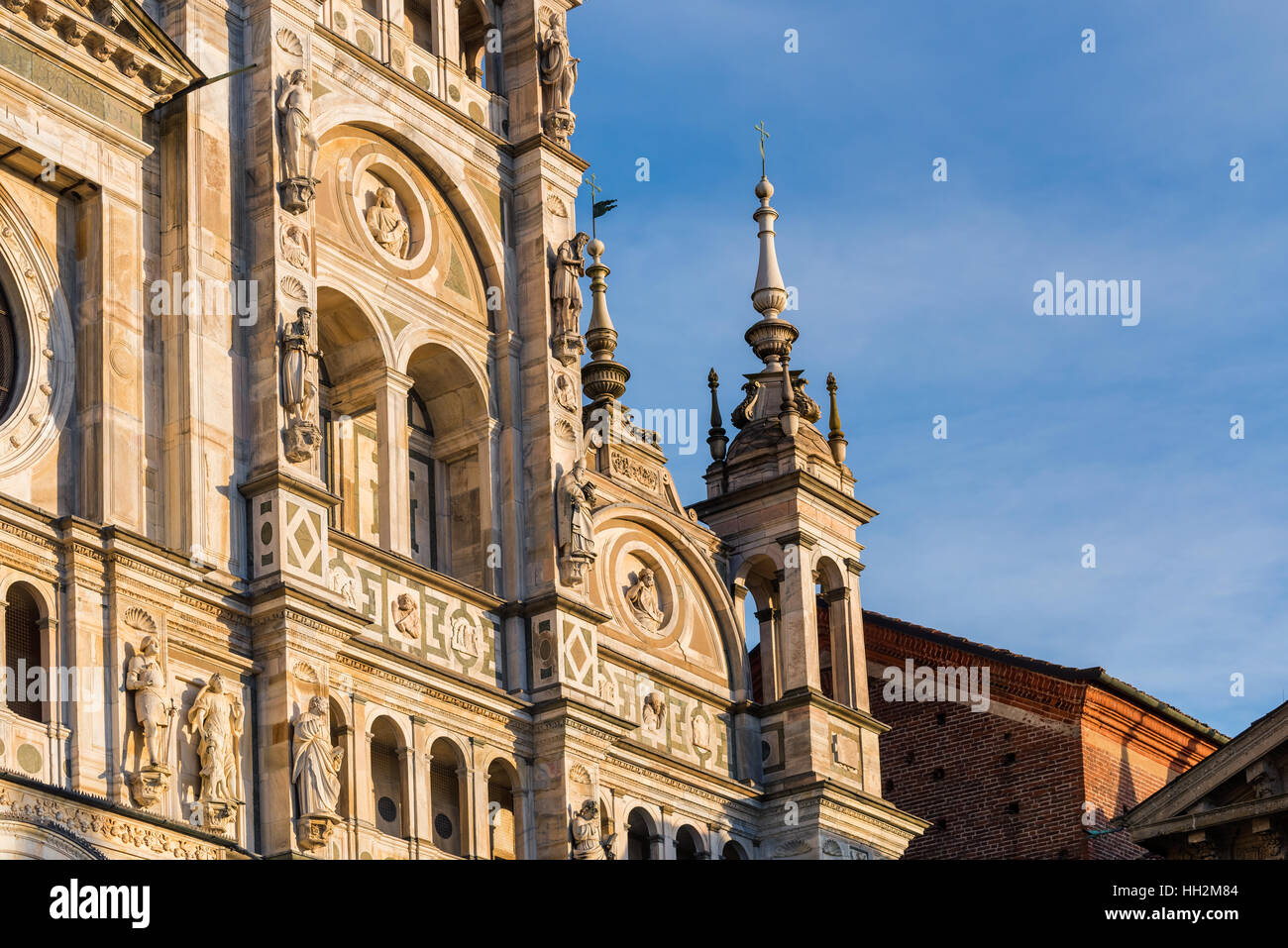 Meravigliose statue in marmo di epoca rinascimentale di Pavia Certosa facciata al tramonto,l'Italia. Copia dello spazio. Foto Stock