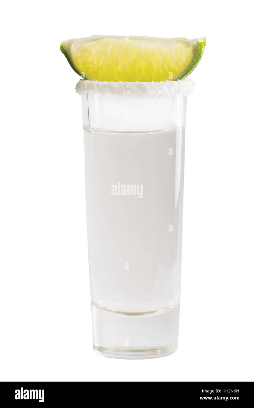 Colpo di tequila con una fetta di limone isolato n. Sfondo bianco Foto Stock