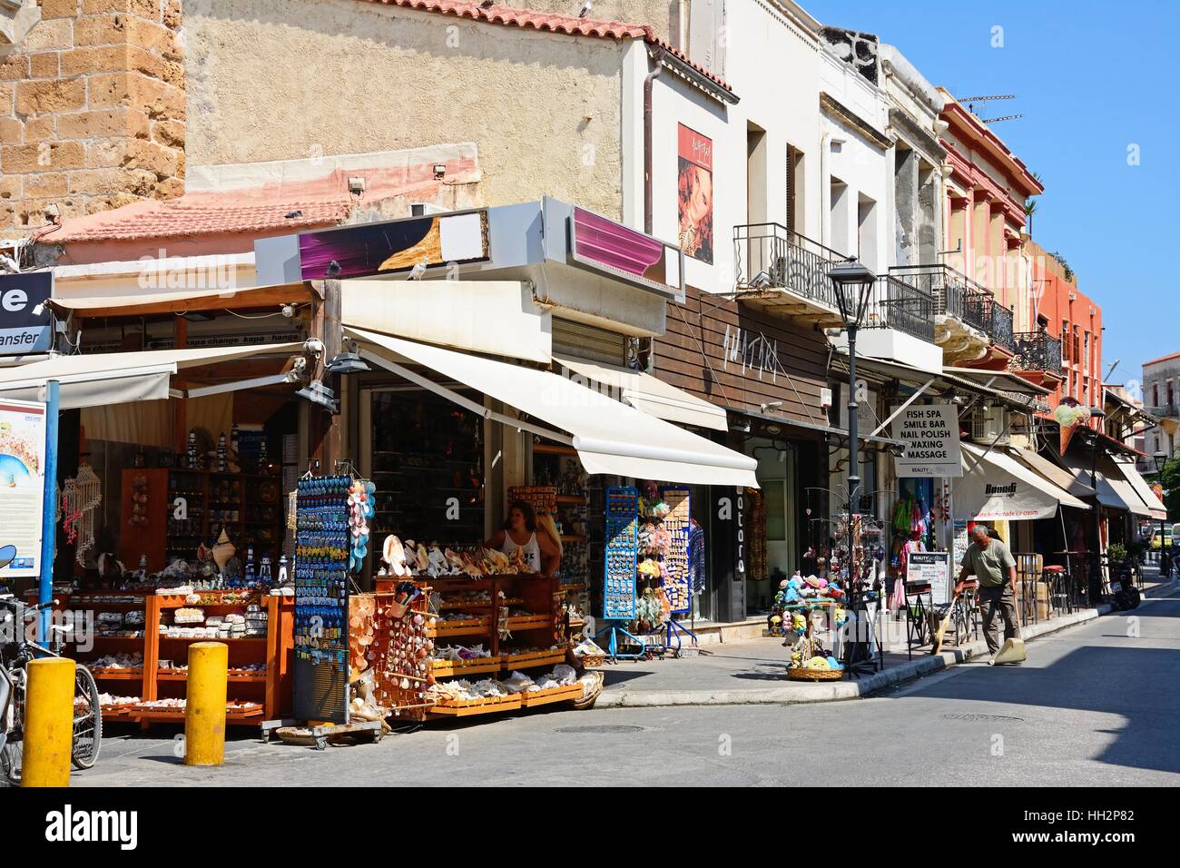 Tourist shopping street vicino al porto, Chania, Creta, Grecia, l'Europa. Foto Stock