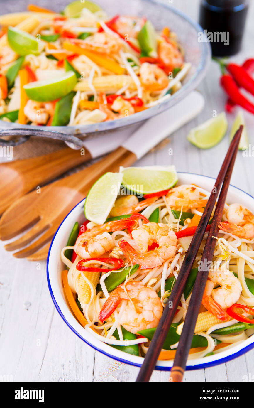 Una sana friggere di gamberetti e verdure servita su tagliatelle. Foto Stock