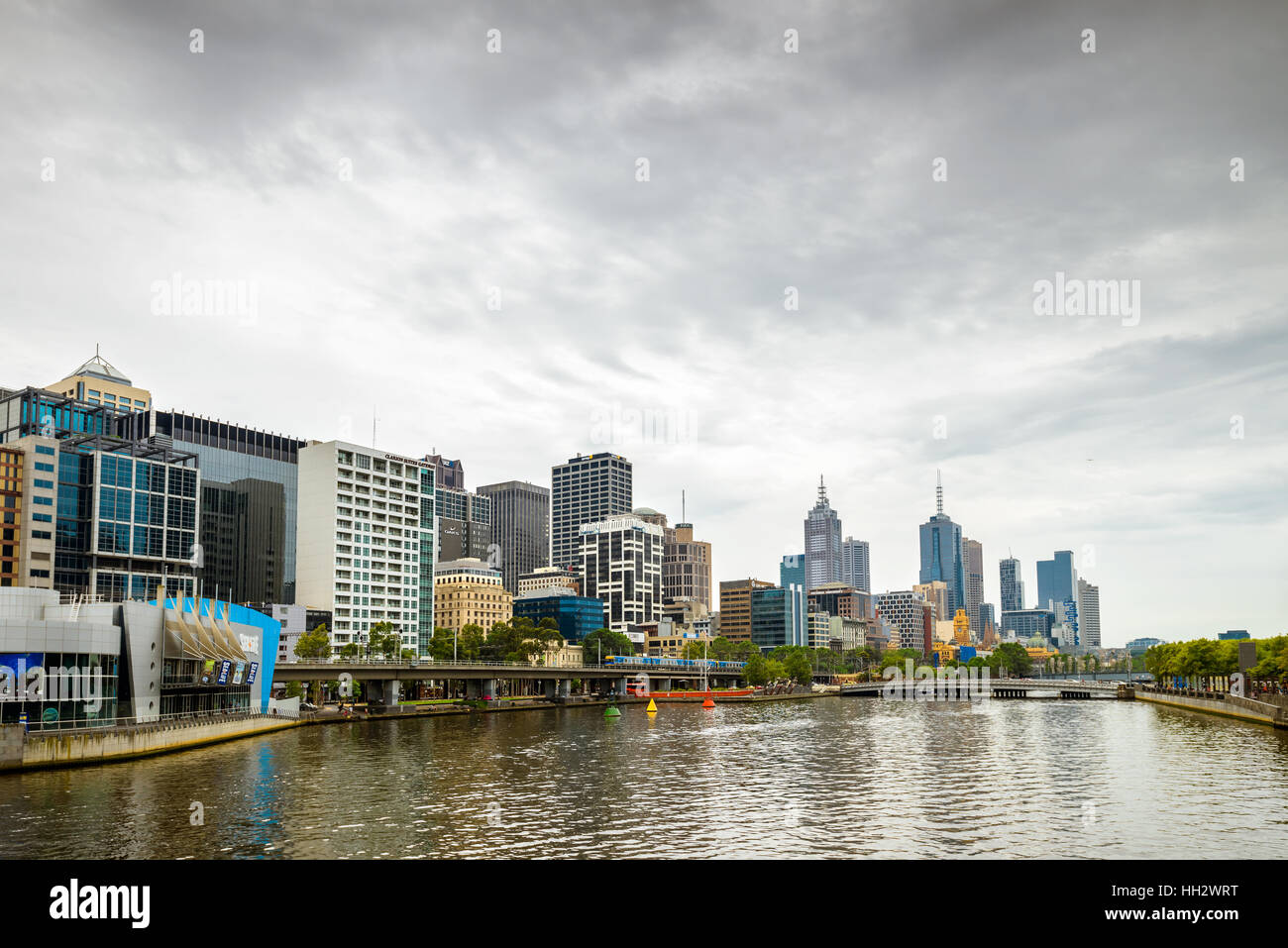 Melbourne, Australia - 27 dicembre 2016: città di Melbourne quartiere business e vista sul fiume Yarra vista dal ponte di Re Foto Stock