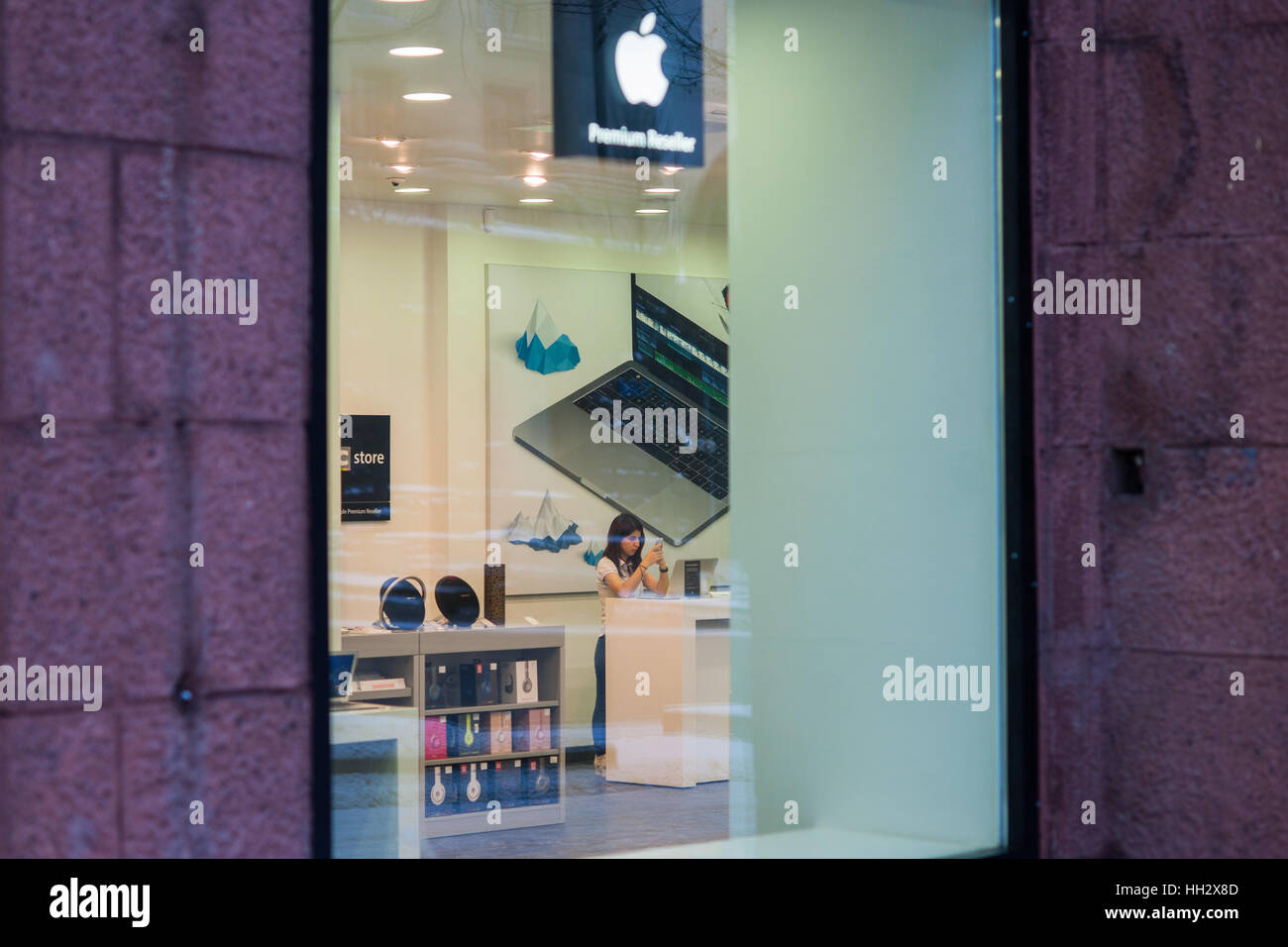 Mosca, Russia. Domenica, 15 gennaio 2017. Apple store sulla Tverskaya Street Works di domenica. Femmina non identificato il fornitore dal contatore. Wet, ventoso e nevoso domenica a Mosca. La temperatura è di circa -2C (28F). Nuvole pesanti, bufera di neve. Pulitori per strada e la pulizia della neve veicoli sono occupato. © Alex Immagini/Alamy Live News Foto Stock