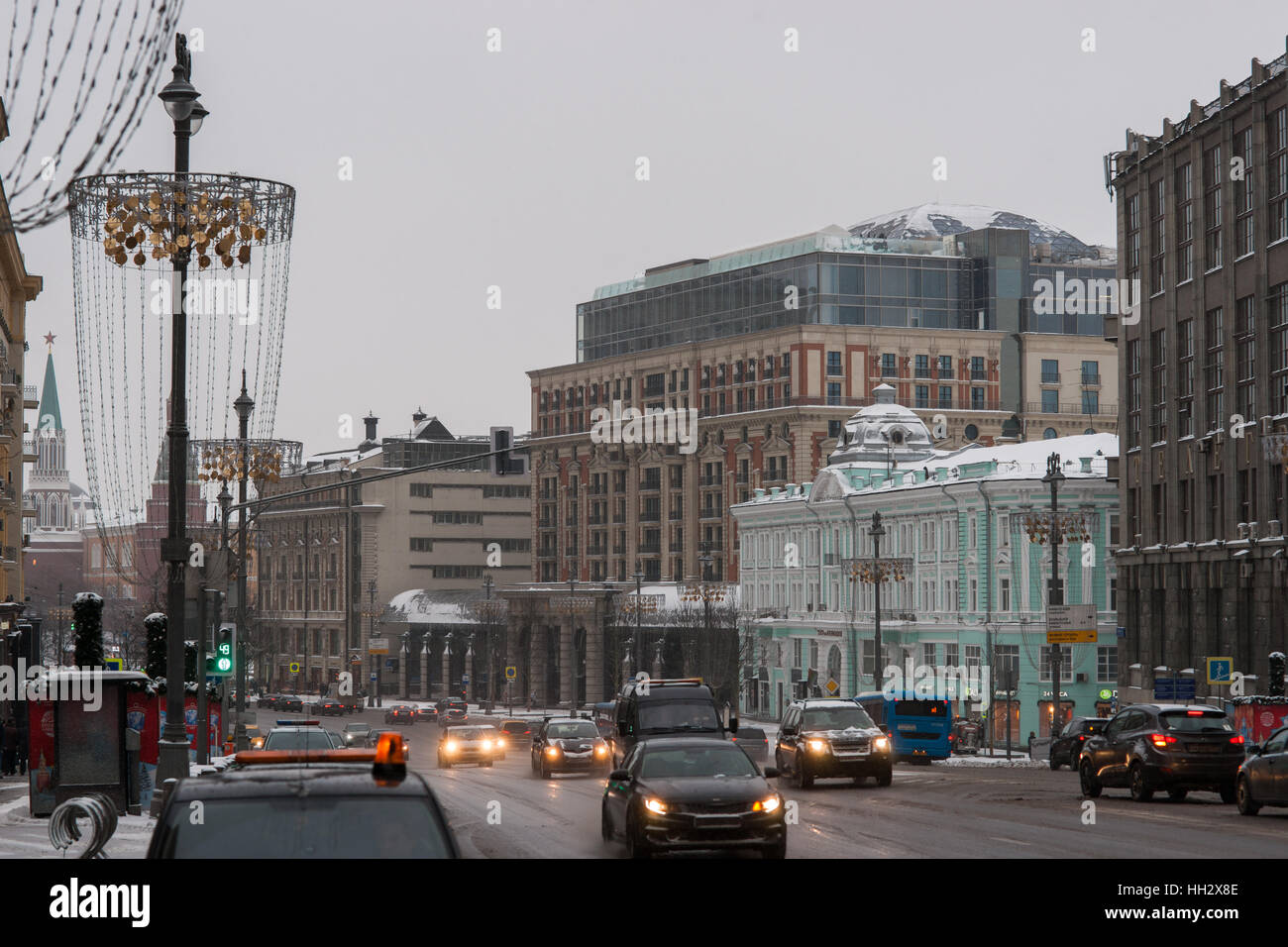 Mosca, Russia. Domenica, 15 gennaio 2017. Tverskaya Street da sinistra a destra: il Cremlino, National hotel, il Ritz Carlton hotel, Ermolova del teatro (edificio blu), Central Telegraph. Wet, ventoso e nevoso domenica a Mosca. La temperatura è di circa -2C (28F). Nuvole pesanti, bufera di neve. Pulitori per strada e la pulizia della neve veicoli sono occupato. © Alex Immagini/Alamy Live News Foto Stock