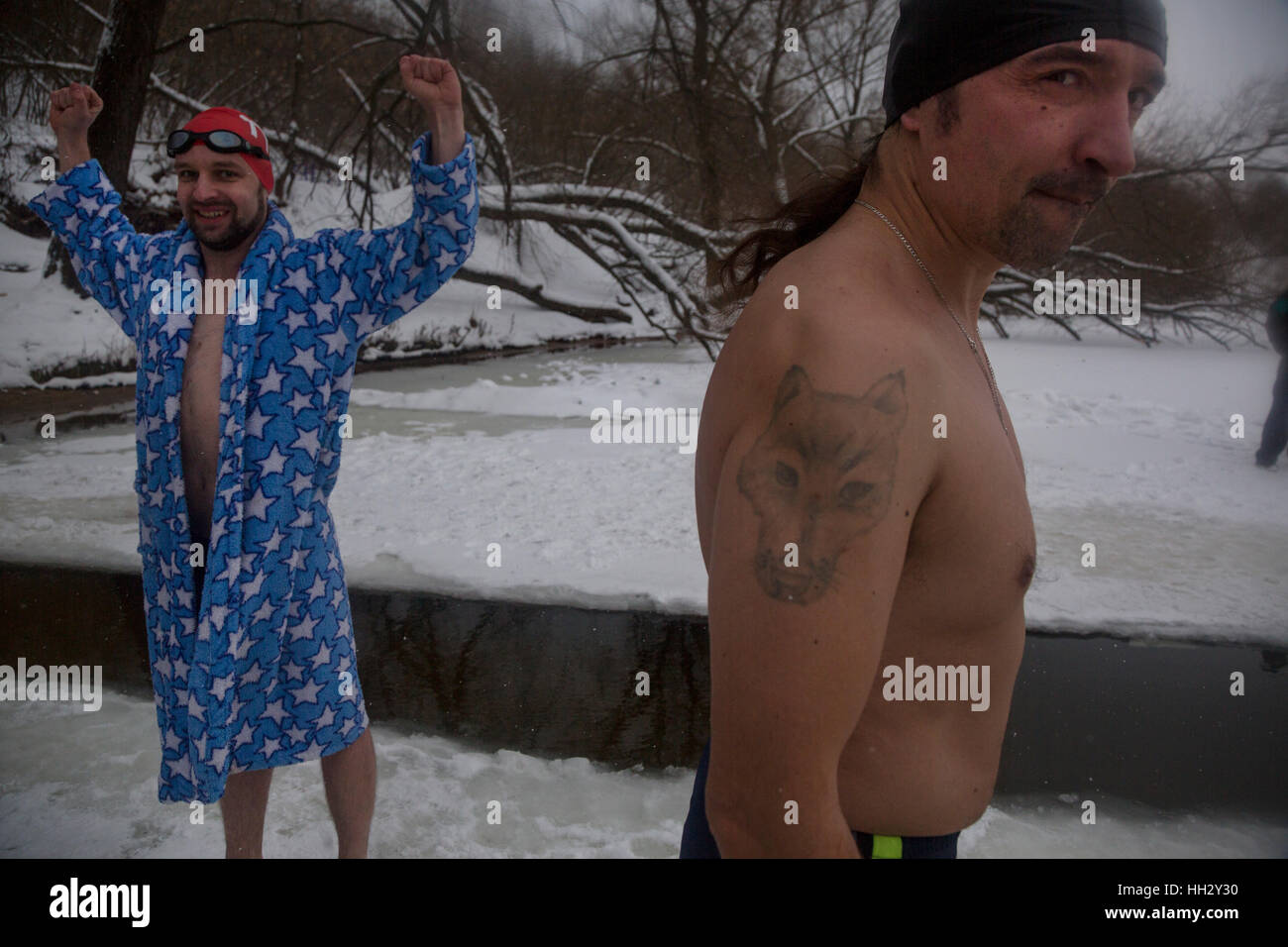 Mosca, Russia. Il 15 gennaio, 2017. I membri della capitale trichechi inverno club di nuoto partecipare partecipare a competizioni di nuoto nel ghiaccio-foro a Mosca, Russia Foto Stock