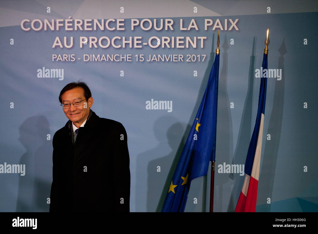 Parigi, Francia. 15 gennaio, 2017. Le figure politiche frequentare il Medio Oriente la conferenza di pace di Parigi, Francia. Vertice internazionale. 7O paesi hanno partecipato al vertice. Cina, Ming Zhang, vice-ministro degli Affari Esteri Credito: Ania Freindorf/Alamy Live News Foto Stock