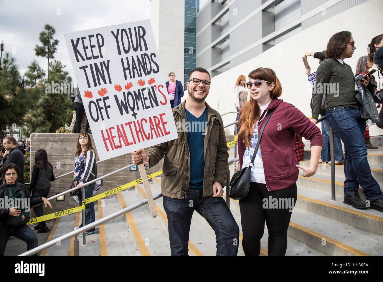 Los Angeles, Stati Uniti d'America. 15 gennaio, 2017. Un uomo di segno mocks Trump e sostiene le donne e la salute della donna presso il Los Angeles rally per salvare il conveniente cura atto a LAC/USC Medical Center. Credito: Andie Mills/Alamy Live News. Foto Stock