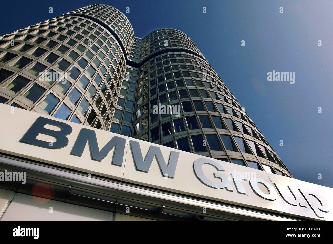 (Dpa) - un basso angolo di visione della BMW sede di Monaco di Baviera, Germania, 19 marzo 2003. BMW, la casa automobilistica tedesca afferma che la società era in attesa di guadagni per uscire solo piatto questo anno a causa di un aumento della spesa per nuovi modelli. Prodotto sostanziali e le iniziative di marketing di questo anno dovrebbe portare ad un livello insolitamente elevato delle spese nel 2003. Valutazione di business finora questo anno, Panke ha stimato che nel primo trimestre le vendite sarebbe venuto fuori appena al di sotto di 260.000, confrontate con le vendite in unità di 260,462 nel gennaio al periodo di marzo del 2001. Le vendite saranno presumibile diminuzione dell' otto per cento a 215.000 Foto Stock