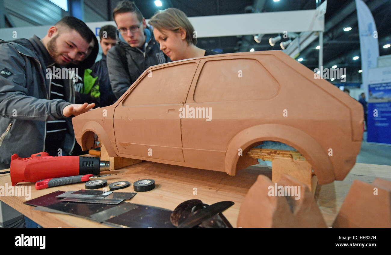 Eva-Maria Lange (r) informa i visitatori sulla modellazione di un modello di un auto, presso lo stallo della Scuola di Design del prodotto da Selb, alla possibilità 2017 careers fair di Halle/Saale Germania, 13 gennaio 2017. La possibilità 2017 carriere equo, che si è protratta fino al 14 gennaio, featured 250 espositori e offerto anche consigli su come avviare un'azienda. Foto: Hendrik Schmidt/dpa-Zentralbild/ZB Foto Stock