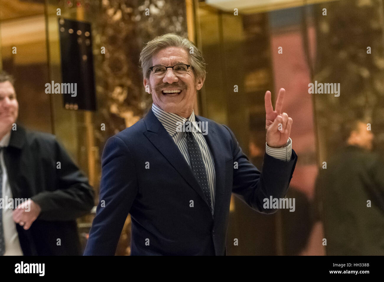 New York, US. Xiii gen, 2017. Reporter e talk show host Geraldo Rivera è visto al suo arrivo nella hall di Trump Tower a New York, NY, Stati Uniti d'America il 13 gennaio 2017. Credito: Albin Lohr-Jones/Piscina via CNP - nessun filo SERVICE - foto: Albin Lohr-Jones/consolidato/dpa/Alamy Live News Foto Stock